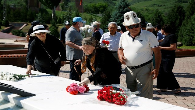 kirgiz-yazar-cengiz-aytmatov-biskekte-olum-yil-donumunde-aniliyor