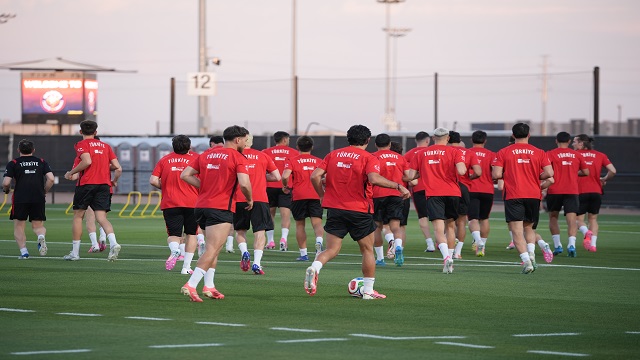 a-milli-futbol-takiminin-kamp-yaptigi-arizonada-sicak-hava-futbolculari-zorluy