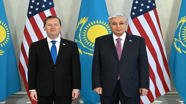kazakistan-cumhurbaskani-tokayev-abd-baskani-nin-guney-ve-orta-asya-ozel-temsil