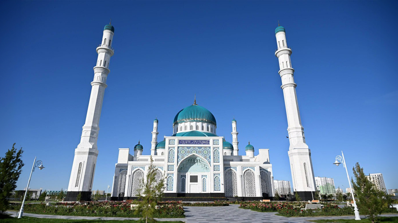 kazakistan-in-turkistan-kentinde-kardeslik-simgesi-miromon-ata-camii