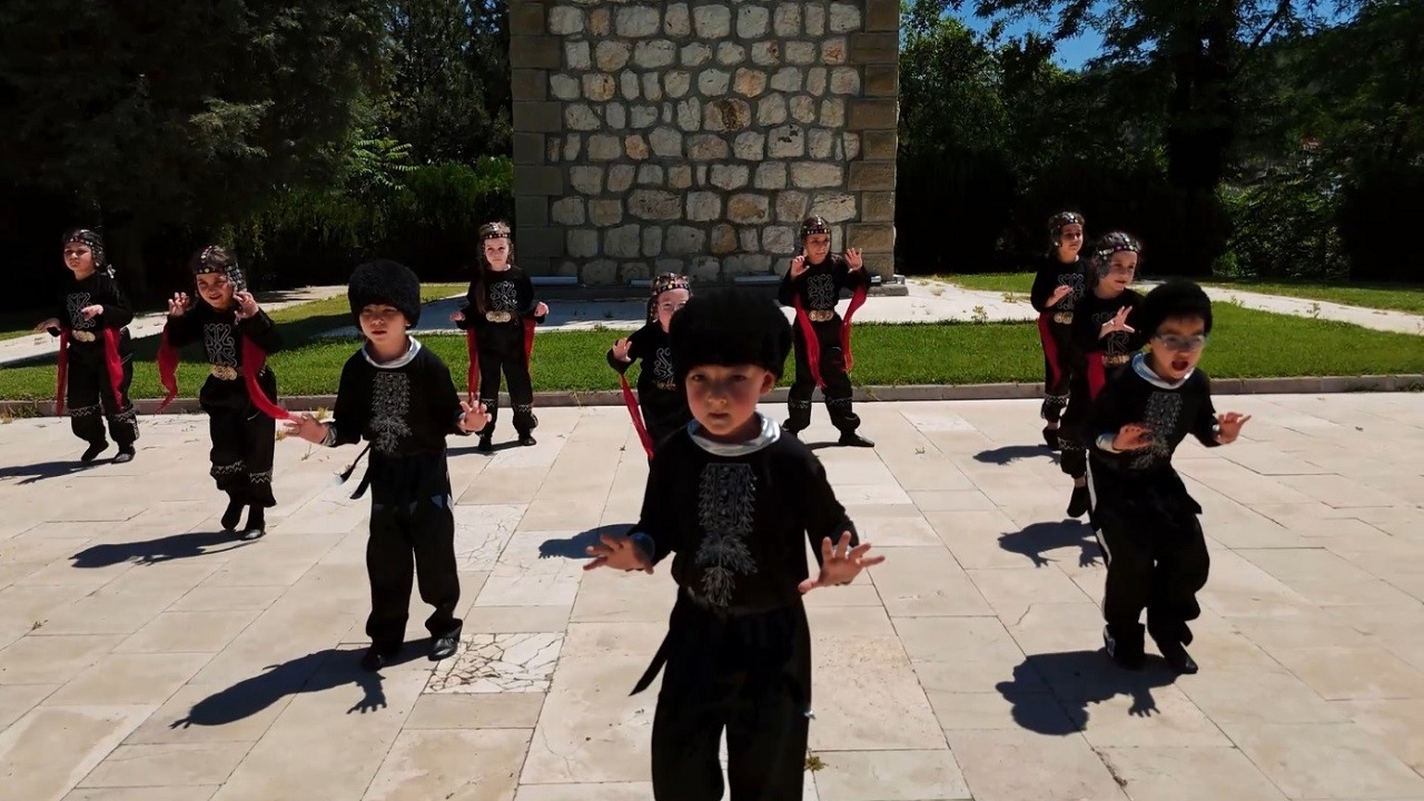bilecik-te-gorsel-solen-miniklerin-kartal-dansi-cok-begenildi