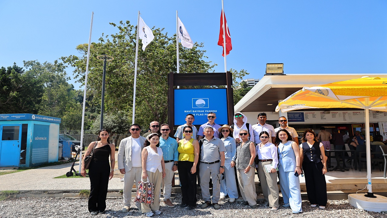 kirgizistan-dan-antalya-ya-mavi-bayrak-cikarmasi
