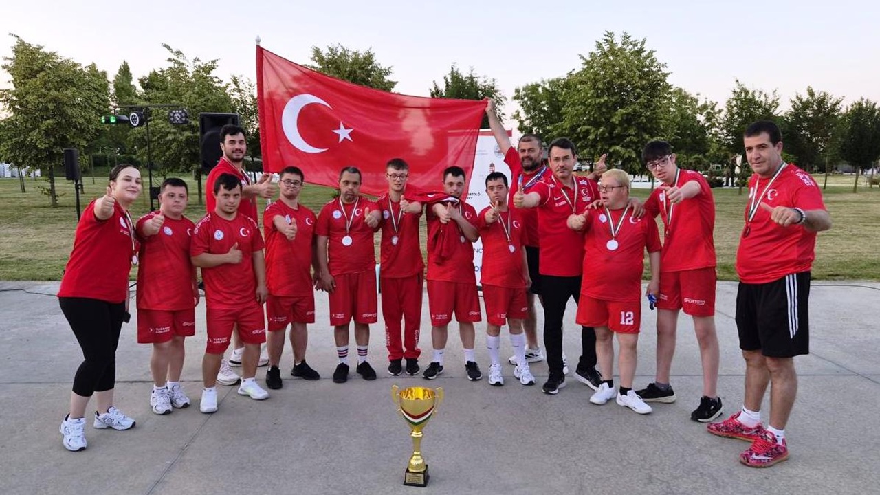 dunya-ikincisi-turkiye-down-sendromlu-basketbol-milli-takimi-ndan-tarihi-basari