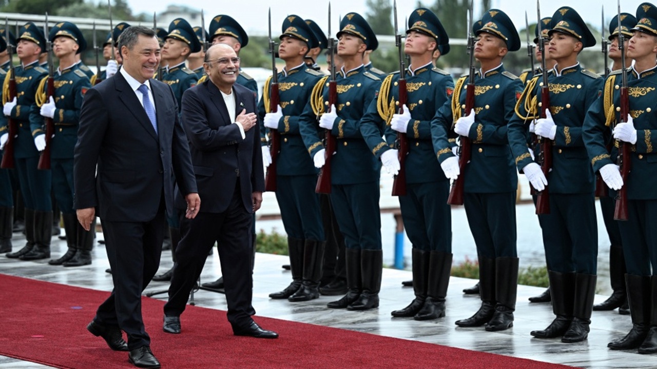 kirgizistan-ve-pakistan-liderleri-isik-kolde-bir-araya-geldi