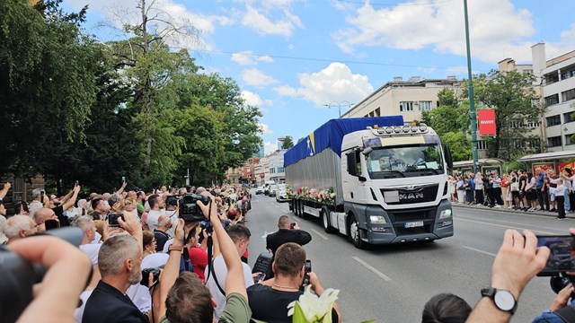 srebrenitsa-soykirimi-kurbanlarinin-cenazeleri-saraybosnadan-potocari-anit-mez