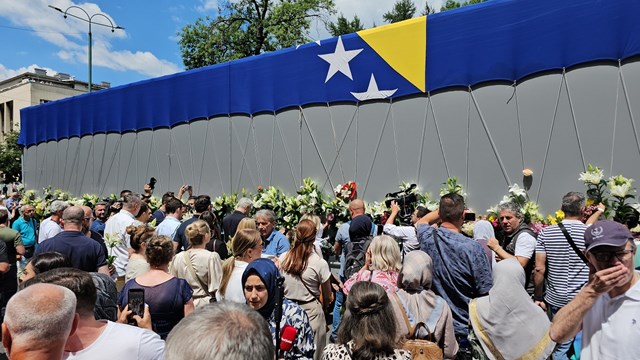 srebrenitsa-soykirimi-kurbani-isitme-ve-konusma-engelli-nuko-nukicin-cenazesi