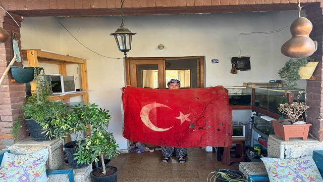 kibris-baris-harekatinda-mehmetcigin-kullandigi-turk-bayragini-sandiginda-36-yi