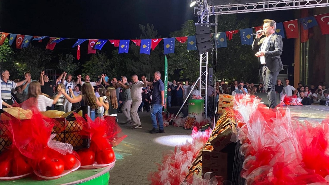 kosova-nin-tek-turk-belediyesi-mamusa-da-festival-coskusu
