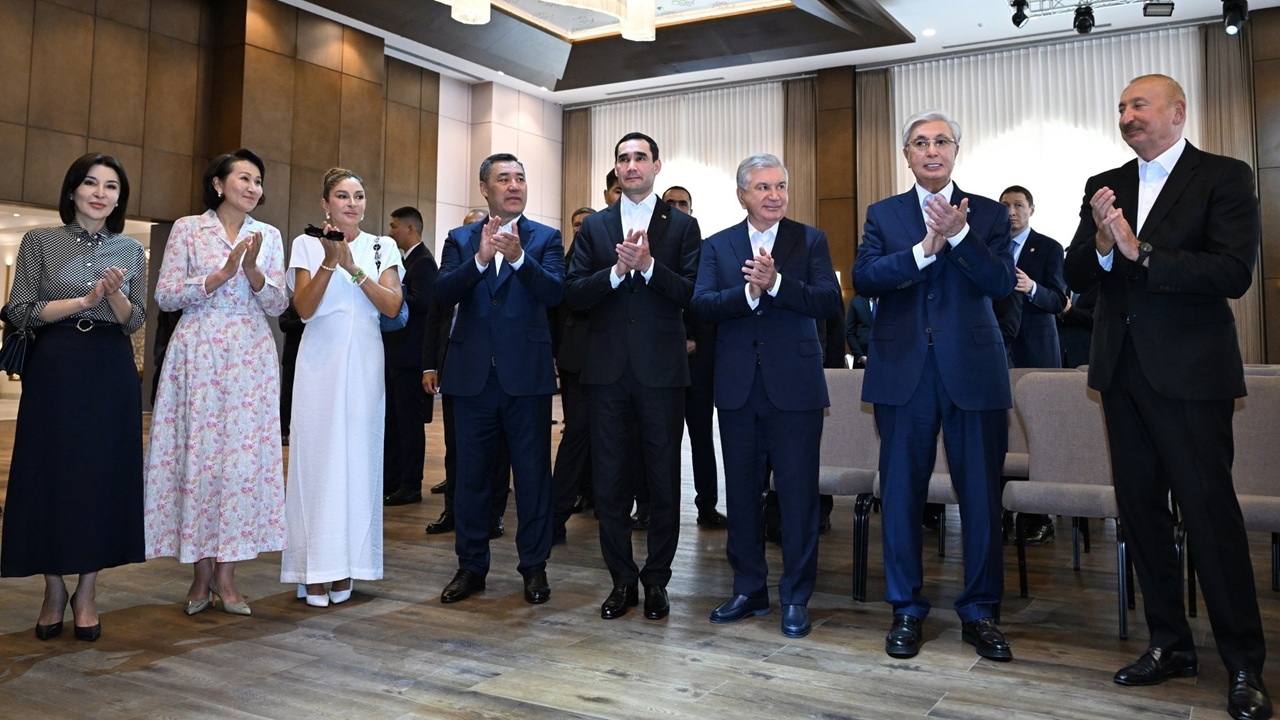 liderler-isik-kul-kiyisinda-baku-otelinin-acilis-kurdelesini-kesti