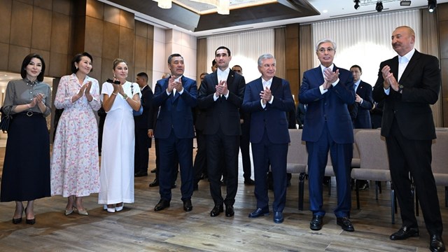 liderler-isik-kul-kiyisinda-baku-otelinin-acilis-kurdelesini-kesti