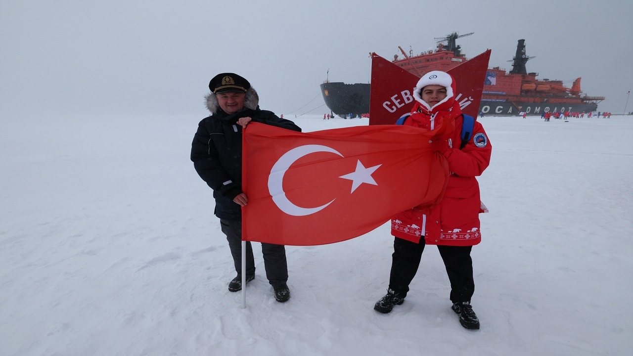 uluslararasi-kesif-gezisine-katilan-turk-genc-kuzey-kutbunda-turk-bayragini-da