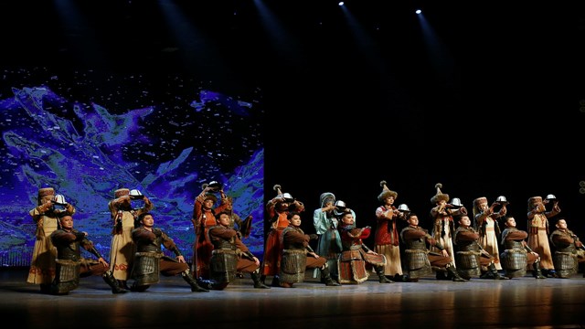 cinde-yasayan-kirgiz-sanatcilar-biskekte-manas-destanini-sahneledi