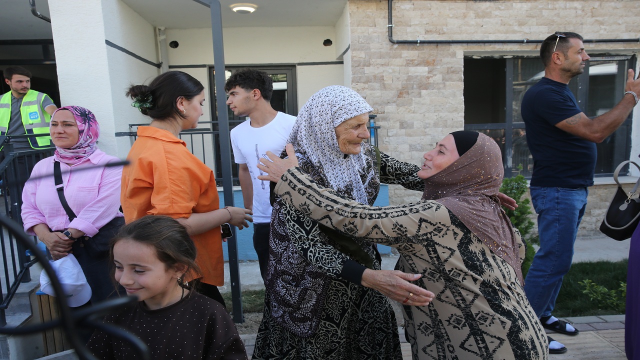 savas-bolgesinden-tarihi-topraklara-371-ahiska-turku-aile-ahlata-yerlestirildi