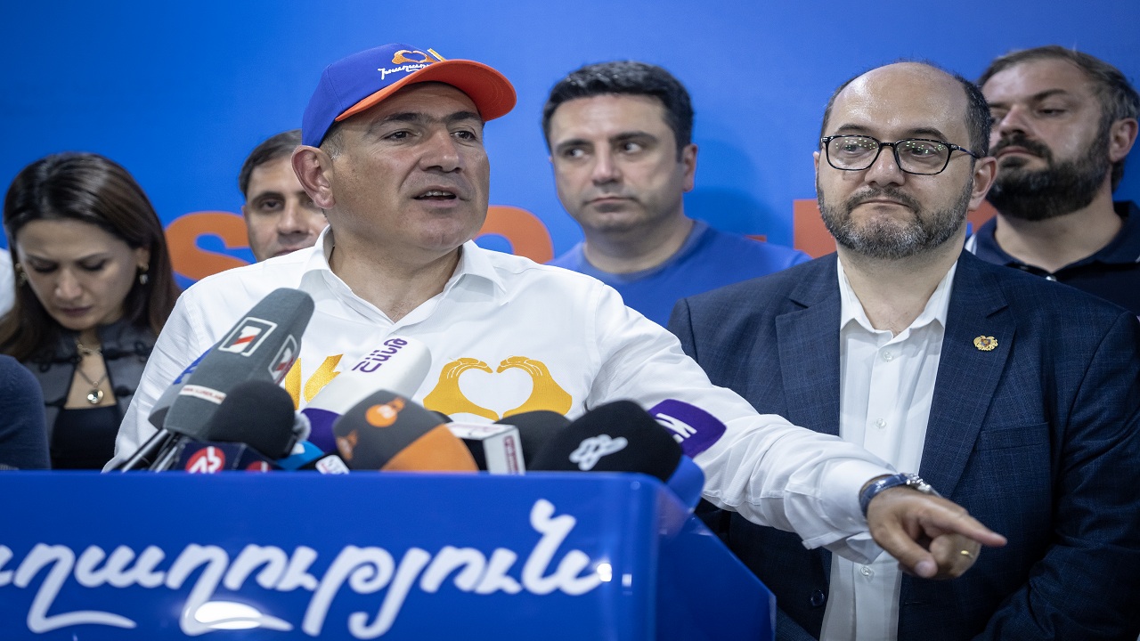 ermenistanda-yeni-donem-pasinyanin-dis-politika-programi-onaylandi