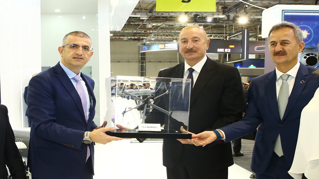 aliyev-adex-2026-da-turk-savunma-sanayisi-stantlarini-gezdi