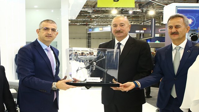 aliyev-adex-2026-da-turk-savunma-sanayisi-stantlarini-gezdi