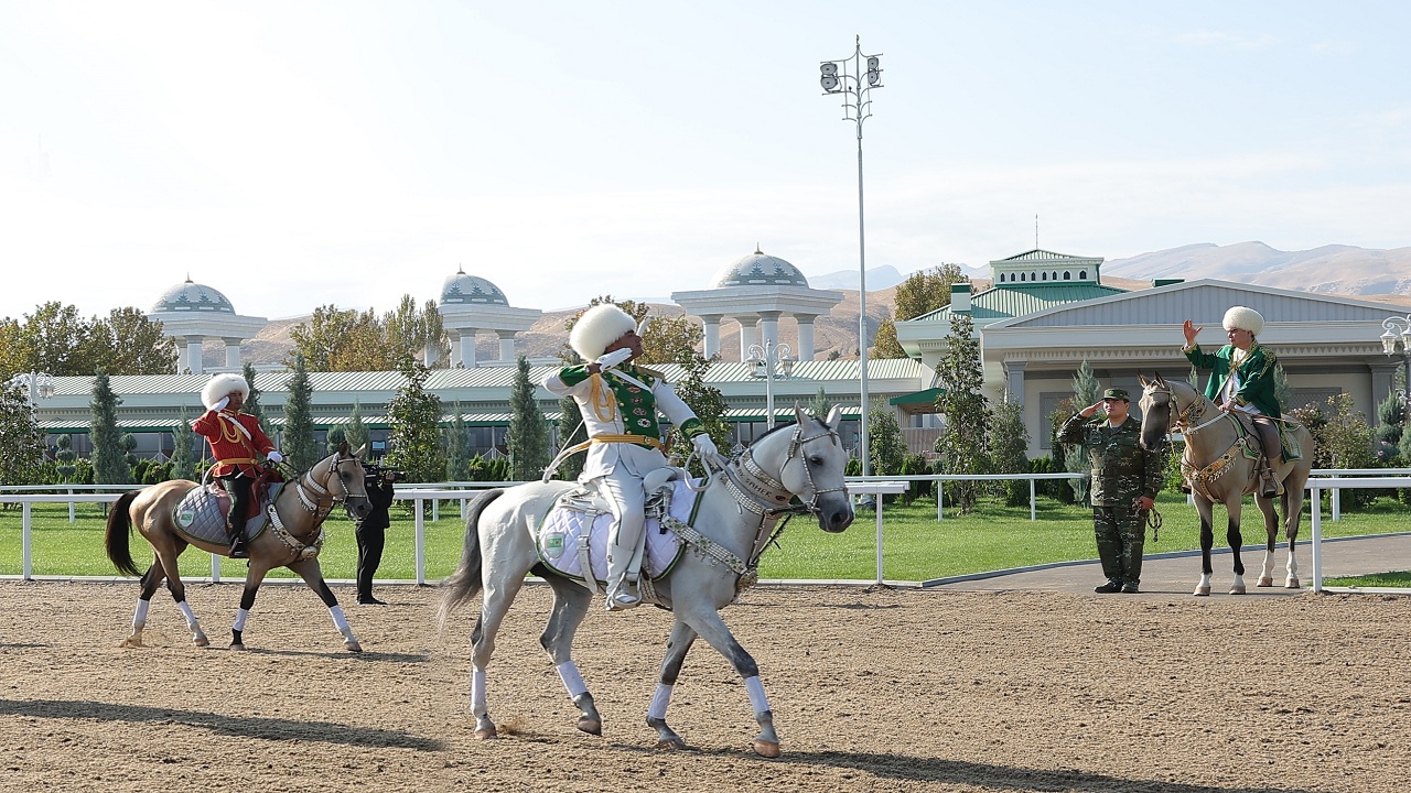 turkmenistan-da-ahal-teke-atcilik-ve-binicilik-kompleksi-acildi