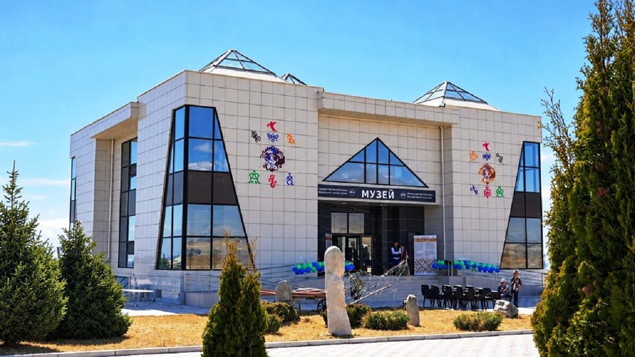 divan-i-lugat-i-turk-sergisi-isik-kulda-kalici-olarak-acildi