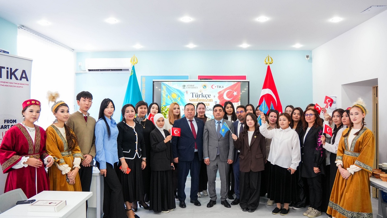tika-nin-destegiyle-atirau-universitesinde-turk-dili-sinifi-acildi