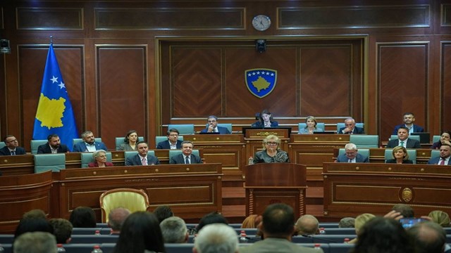 kosova-da-yeni-bir-siyasi-krizin-ve-erken-secimin-esiginden-donuldu