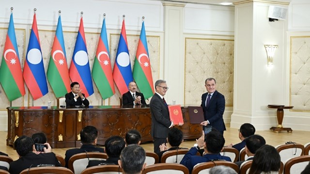 laos-cumhurbaskanindan-baku-ye-resmi-ziyaret