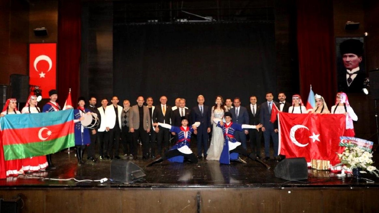 azerbaycan-in-mill-kiyafetleri-karsta-da-sergilendi