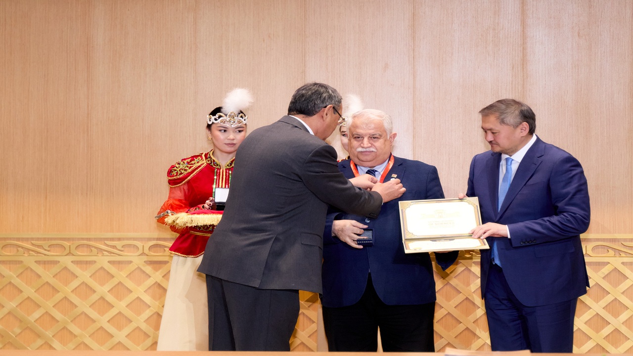 tuba-baskani-sekere-kazakistan-ulusal-bilimler-akademisi-uyelik-berati