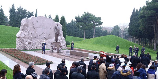 azerbaycan-39-in-milli-lideri-olumunun-11-yilinda-torenlerle-aniliyor