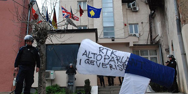 kosova-39-da-ilginc-protesto